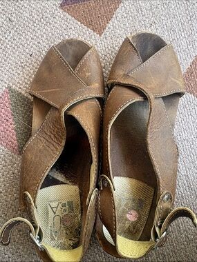 Maguba Astoria Women’s Leather Crossover Peep-Toe Slingback Sandals Size 39/8.5